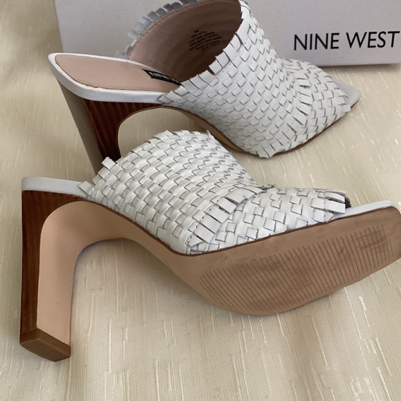 Perfect 3.5in heels, basketweave leather slip on heels. - Picture 4 of 5